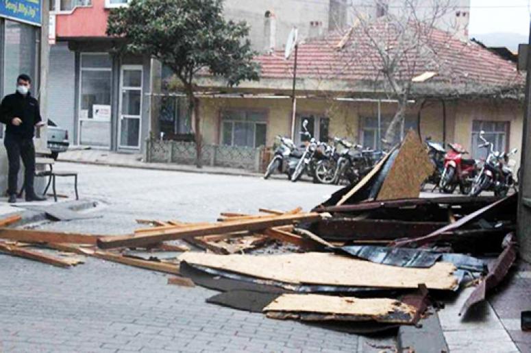 Uçan Çatının Altında  Kalan Kadın Yaralandı