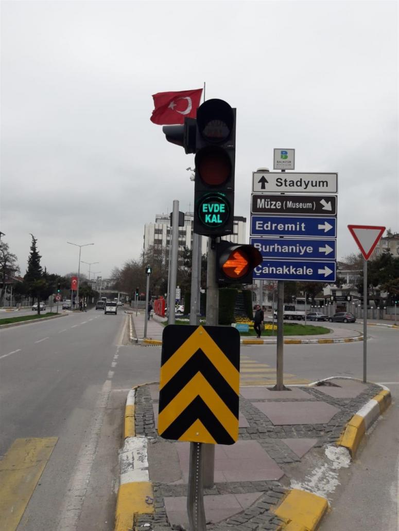 Balıkesir’de trafik ışıklarında ‘Evde Kal’ çağrısı